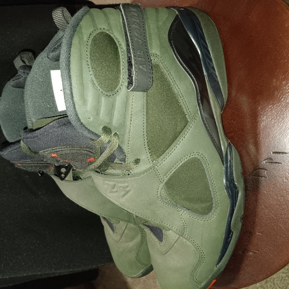 Jordan Green Sneakers with Iconic Jumpman Logo - Picture 2 of 6